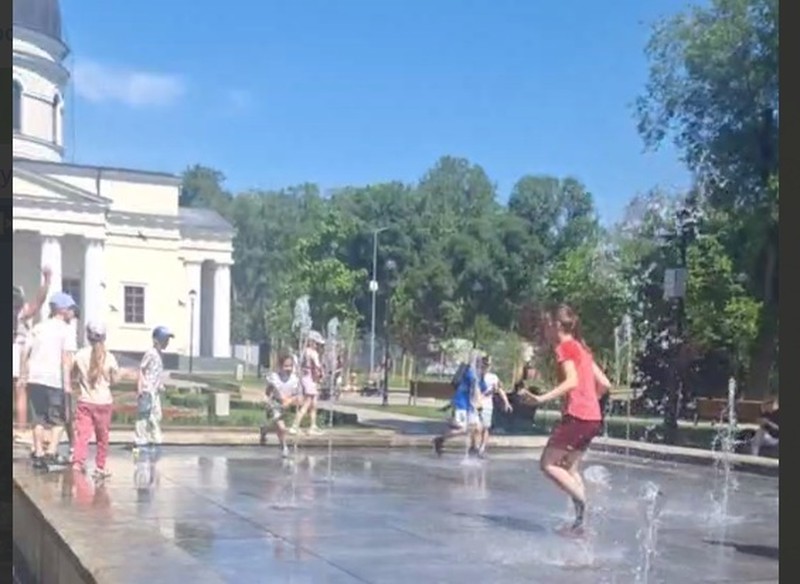 В такую жару только фонтаны в городе и спасают. Фото: скриншот видео