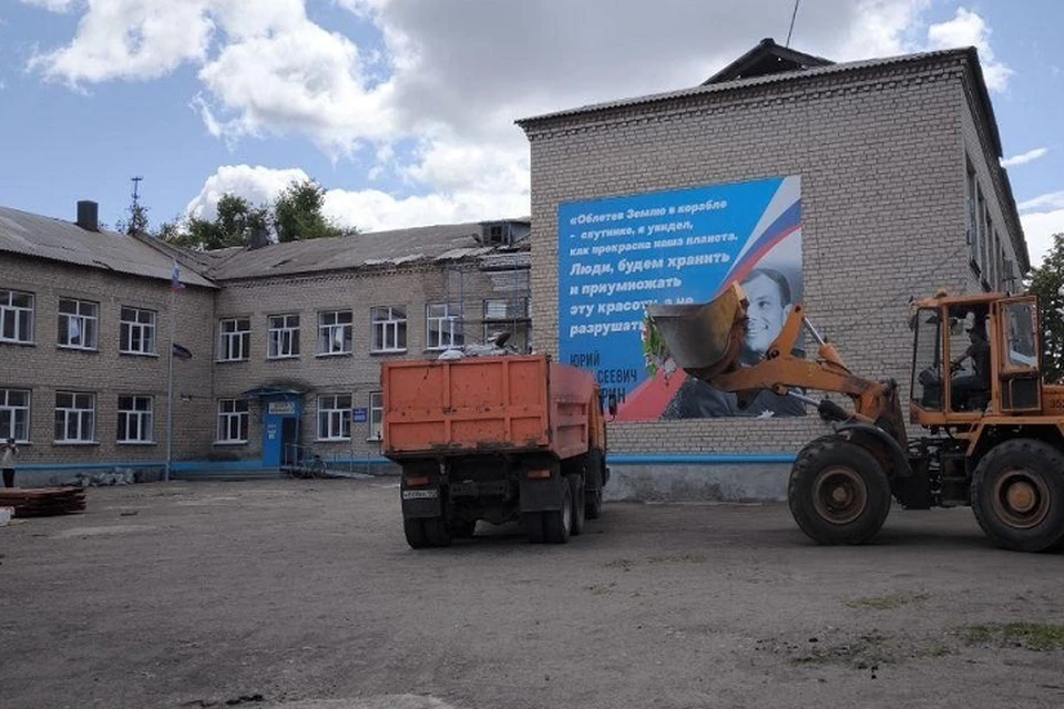 Строители из Якутии восстанавливают школу в Еленовке. Фото: Администрация городского округа Докучаевск