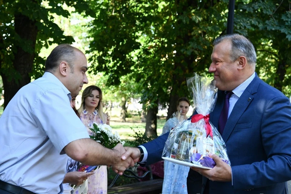 В Донецке в торжественной обстановке Алексей Кулемзин наградил семьи. Фото: ТГ/Кулемзин