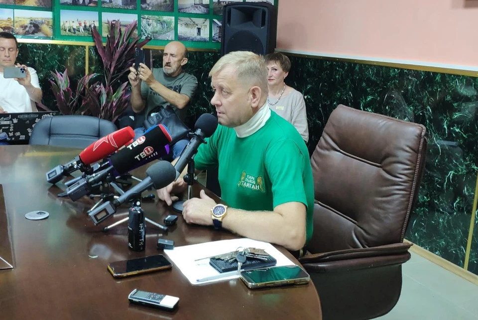 Олег Зубков общается с журналистами