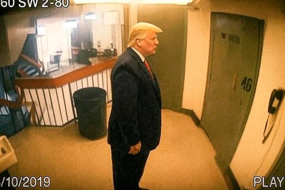 Появился мем на Трампа, якобы проникшего в камеру к Эпштейну