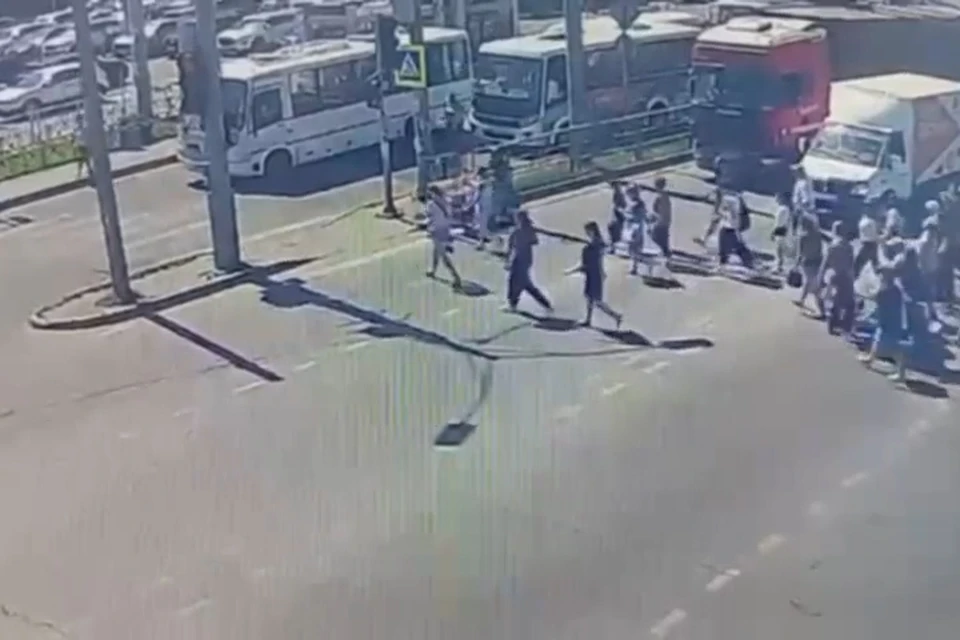 Пассажирка оказалась под колесами автобуса. Фото: скриншот видео