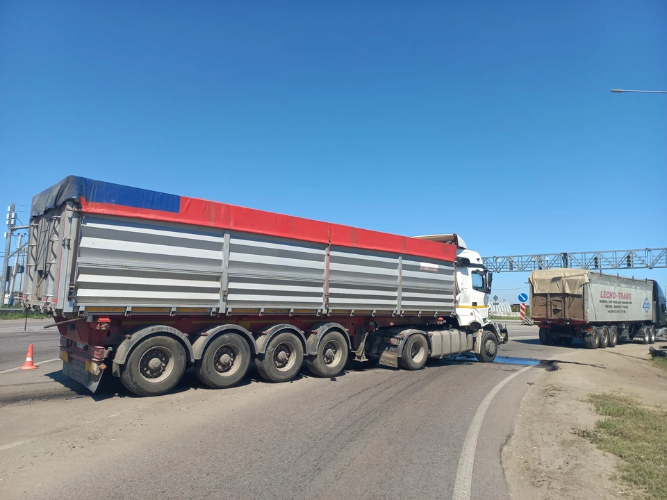 Водителя КамАЗа госпитализировали