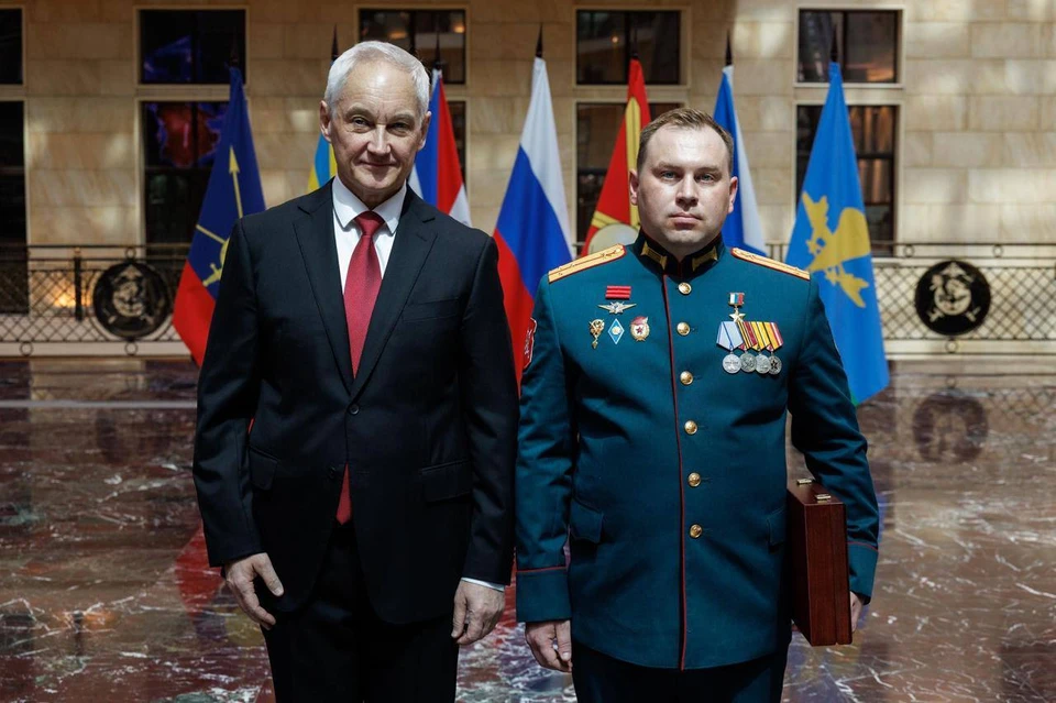 Министр обороны РФ лично вручил высшую награду отважному офицеру. Фото: тгк Евгения Солнцева