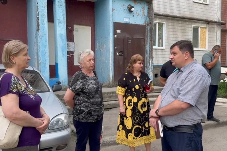 Сергей Иванов рассказал жителям о реализации Программы капитального ремонта многоквартирных домов и сообщил о планах по Петровскому району. Фото: Минстрой ДНР
