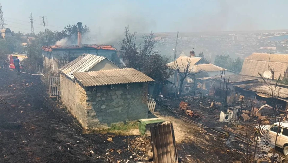 Ситуация осложнялась жаркой погодой и высокой горючей загрузкой. Фото: кадр из видео МЧС Крыма/Tg