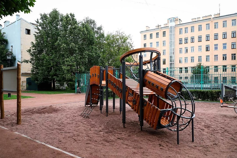 Зеленую зону в Северной столице оборудовали детской площадкой. Фото: Сергей Петриченко/ВК