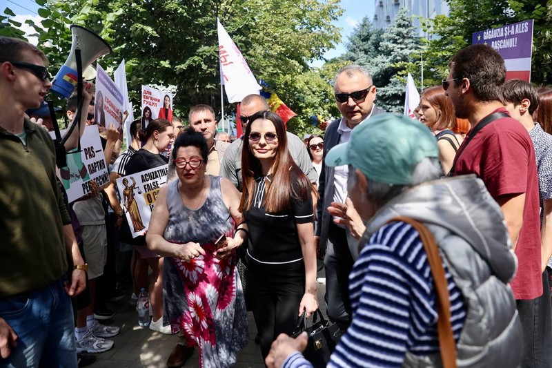 Евгению Гуцул оставили под домашним арестом.