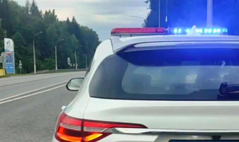На трассе под Бетлицей грузовой автомобиль съехал в кювет и перевернулся.