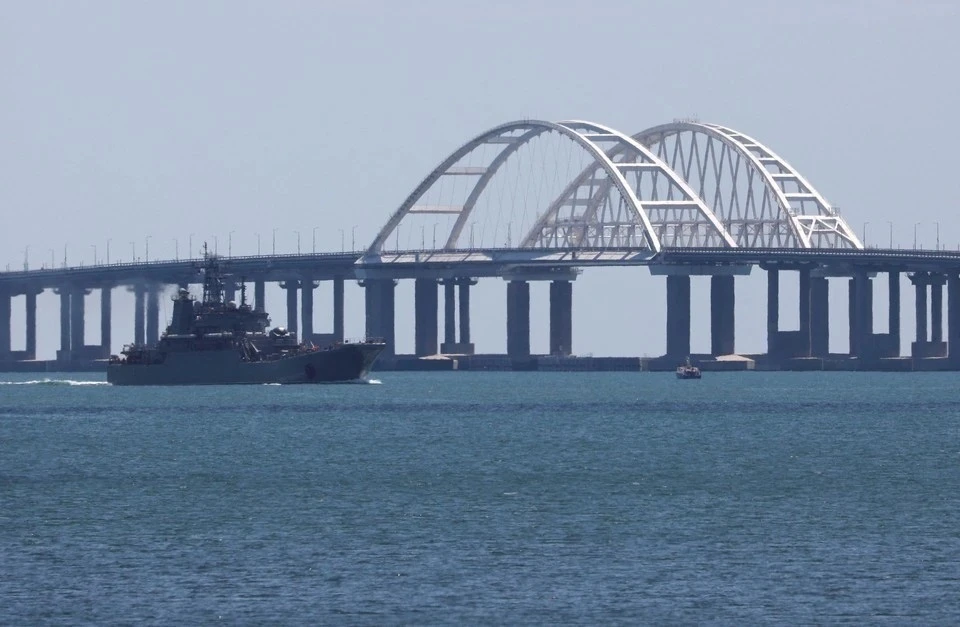 В очереди перед Крымским мостом с обеих сторон стоят 2045 авто
