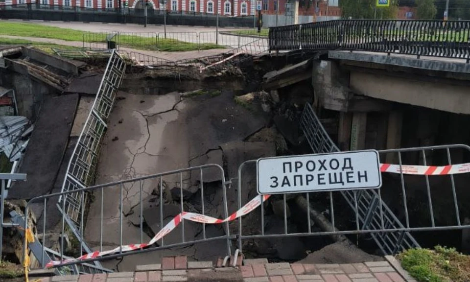 Мост переломился во время сильной грозы