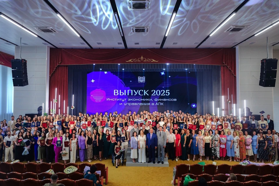 Выпускников и преподавателей поблагодарил ректор вуза Владимир Ситников. Фото: stgau.ru