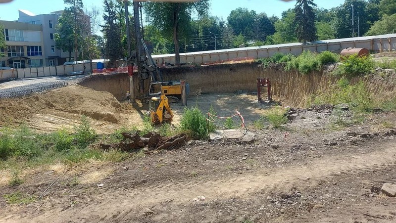 На месте снесенного кинотеатра Gaudeamus идут строительные работы. Фото:соцсети