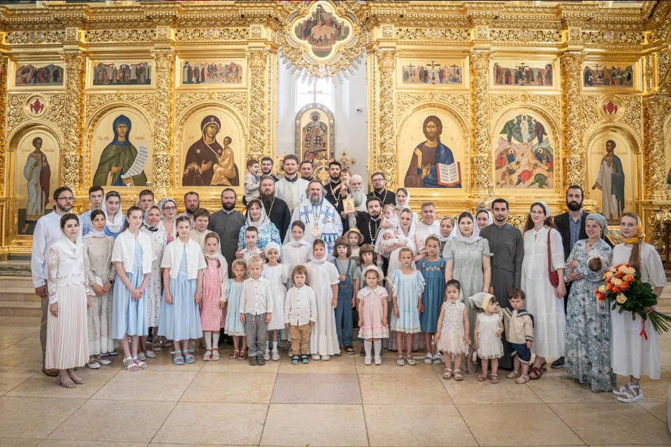 Радость семьи разделили родные и близкие. Фото: Тверская епархия