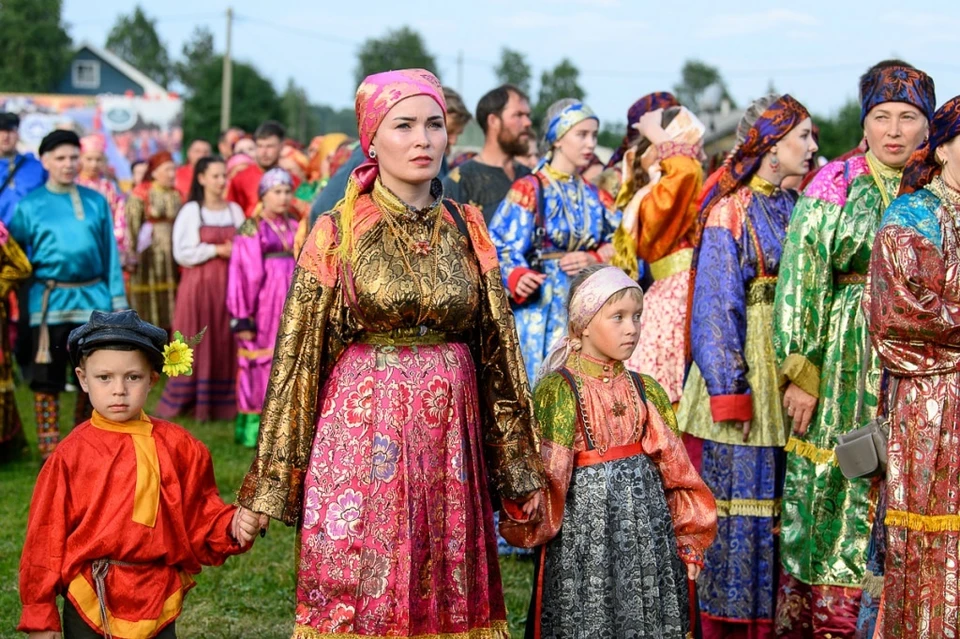 Корни праздника – в языческом поклонении солнцу, когда люди собирались за деревней на холме и встречали солнце с песнями и хороводами. Фото: МУК «Ягановское СКО».