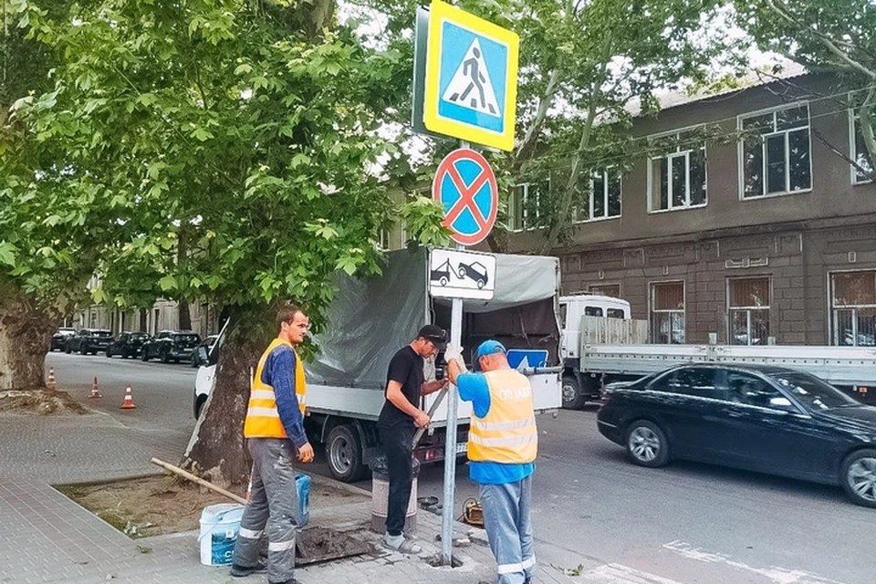 В Мелитополе запретили парковку и стоянку автомобилей у центрального рынка. Фото: ГИБДД Запорожской области