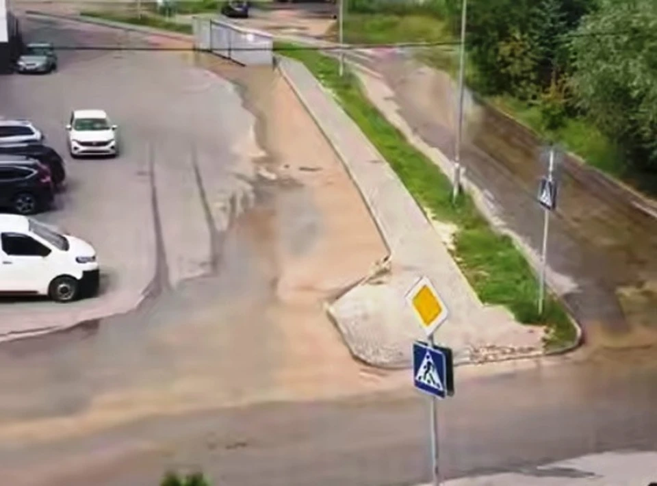На улице Димитрова в Калуге случился потоп.