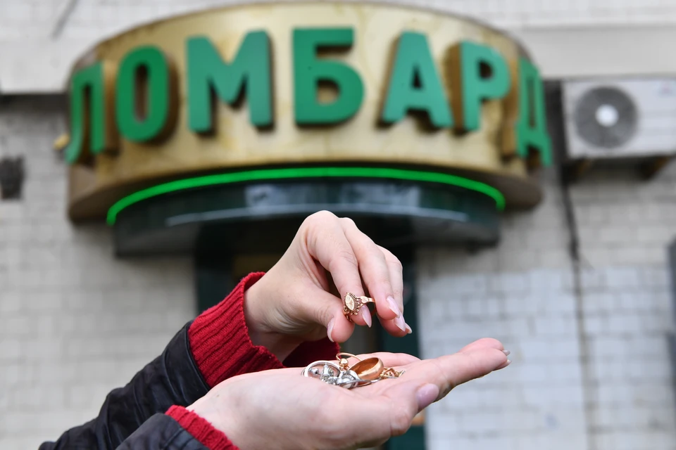 Нелегальные кредитороы маскировались под ломбарды и комиссионку.