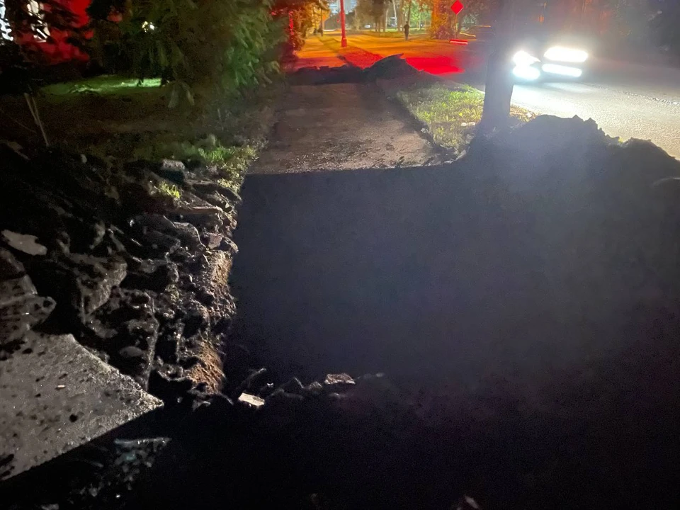 Огромная яма посреди тротуара не была ни освещена, ни огорожена
