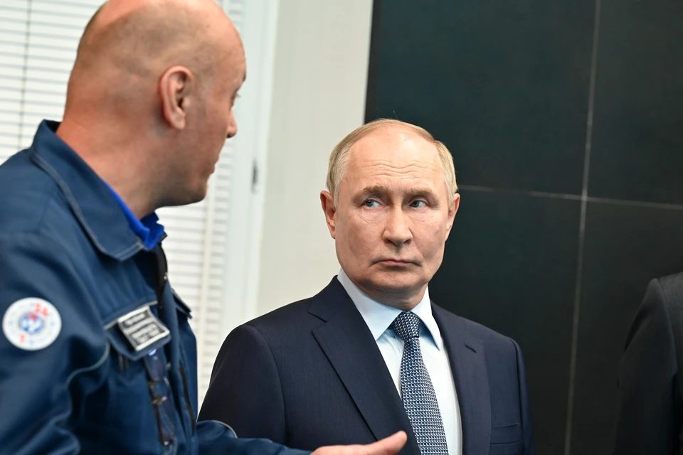 Владимир Путин также пообщался с работниками предприятия. Фото: Людмила Ковалева
