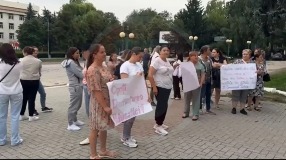 Жители села Долна вышли на протест перед районной администрацией Страшен. Фото: скриншот видео