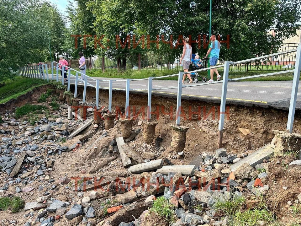 В микрорайоне Серебрянка в Минска мост, по которому проходят велосипедная и пешеходная дорожки, размыло после сильного ливня. Фото: администрация Ленинского района Минска.