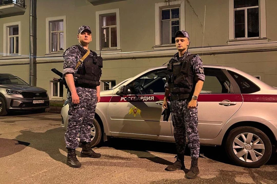 Правоохранители экстренно провели эвакуацию дома. Фото: Росгврадия по Петербургу и Ленобласти
