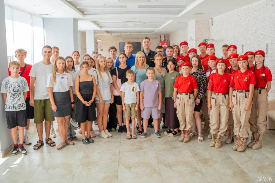 На память о встрече решили сфотографироваться. Фото: sev.gov.ru