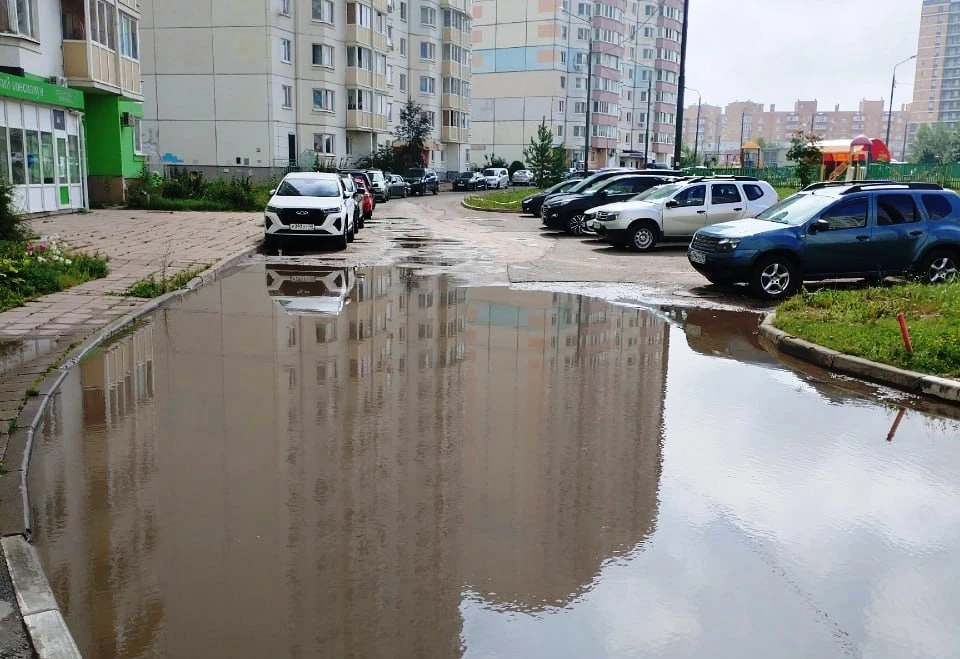 В Калуге подтопило подвал многоквартирного дома.