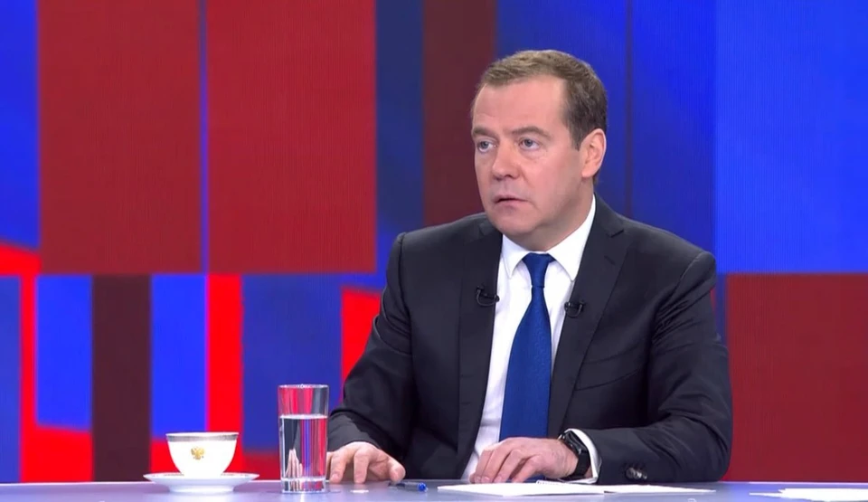 Медведев: главам ФРГ и Франции не дают покоя лавры Третьего рейха и режима Виши