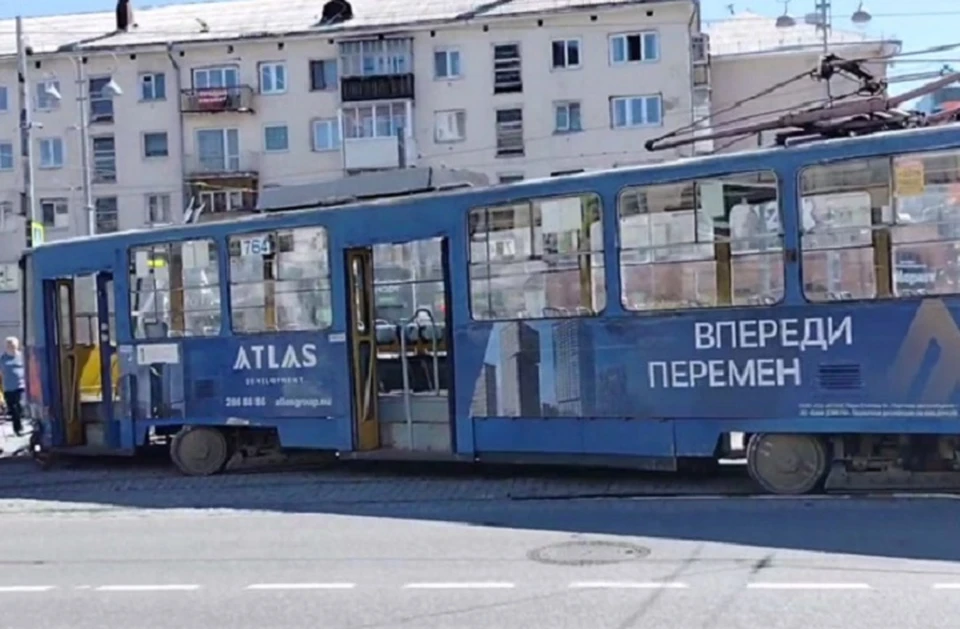 Трамвай сошел с рельсов в центре города. Фото: telegram-канал «Транспортные новости»