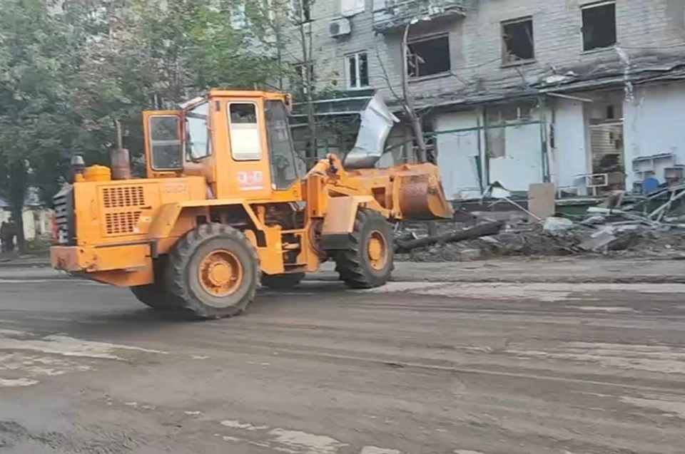 Для устранения последствий обстрела применяется специализированная техника. Фото: ТГ/Кулемзин