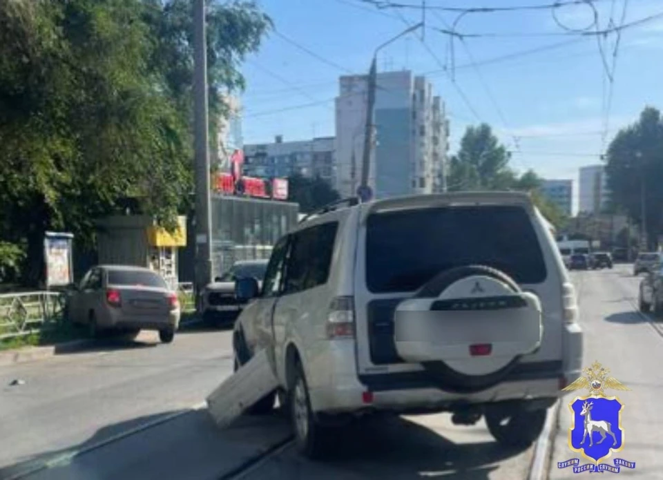 Обе машины ехали в попутном направлении.