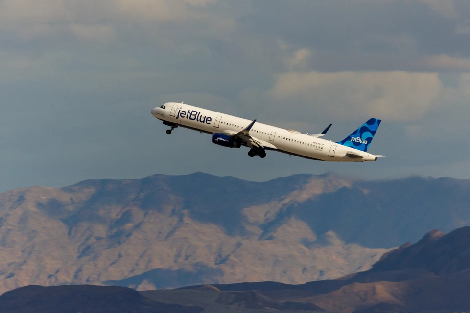 В США рассказали об авиаколлапсе: самолеты авиакомпании Alaska Airlines выстроились в очереди на взлетной полосе