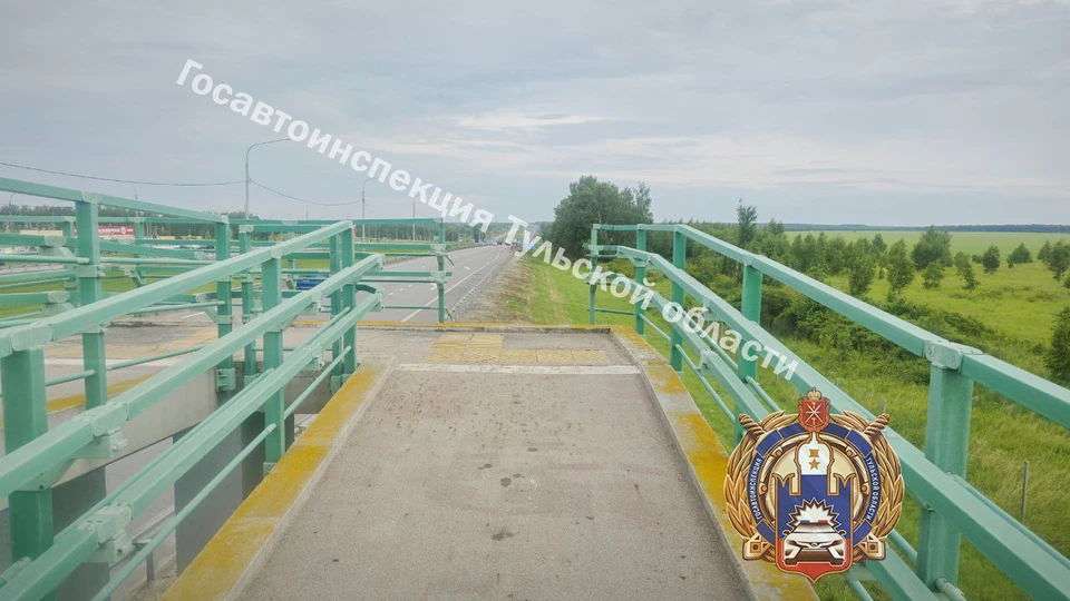 В Веневском районе юноша на питбайке без водительских прав въехал в ограждение и перевернулся.