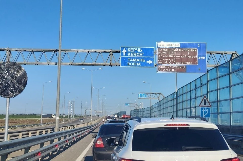 В начале недели на пунктах досмотра перед мостом скапливается больше всего автомобилей. Фото: чат для автомобилистов "Крымский мост"