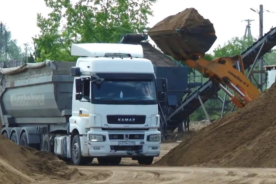 Ежедневно с площадки вывозят около 600-800 тонн песка