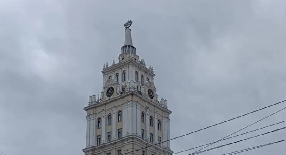 Главное здание ЮВЖД строили на совесть, шпиль удар молнией выдержал.