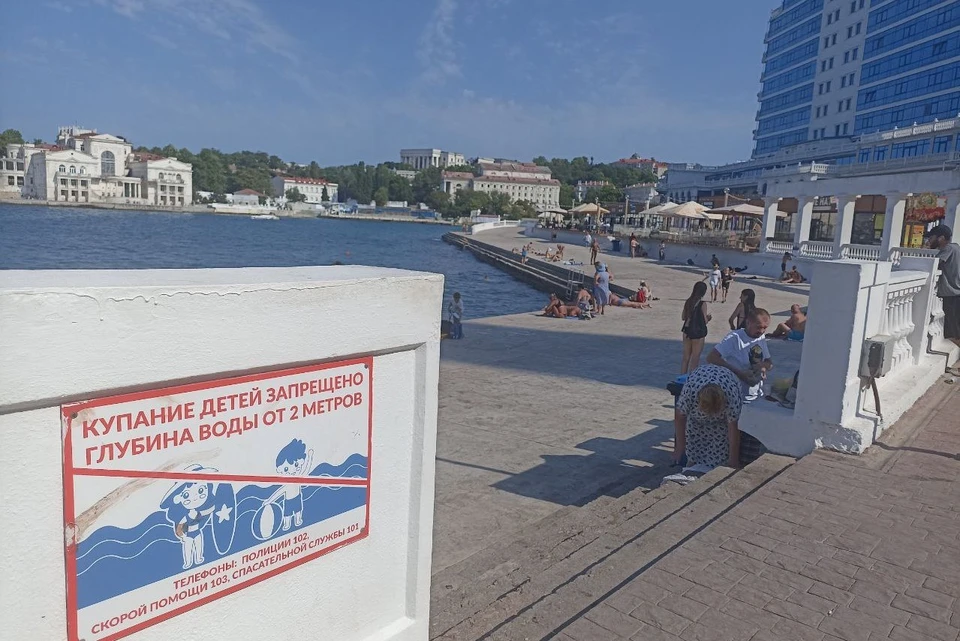 На пляже Хрустальном не хватает тени