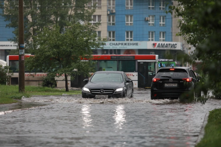 Автомобилистам рассказали, как спасти машину после затопления из-за ливней