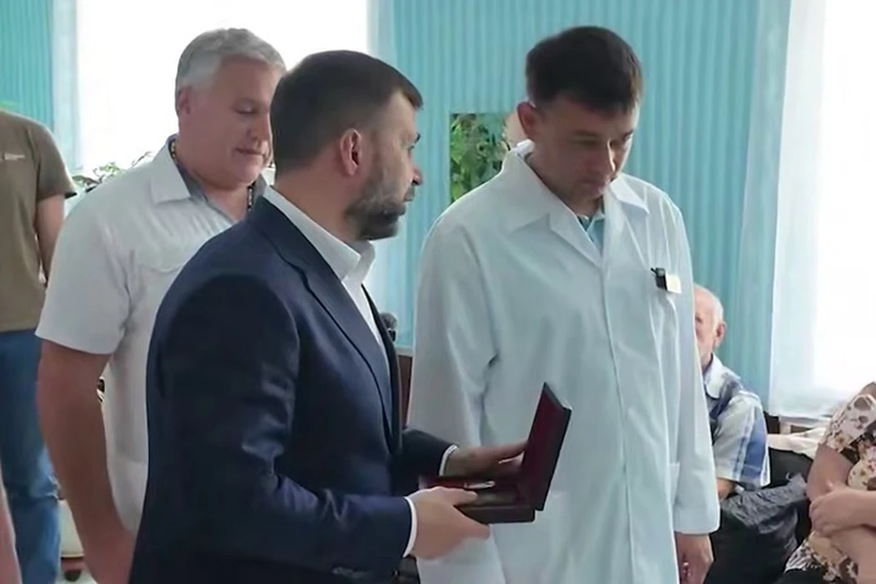 Денис Пушилин наградил якутского врача за помощь жителям ДНР. Фото: ТГ/Пушилин