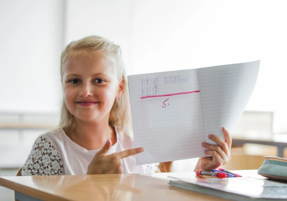 Возраст также влияет на мнения: молодежь до 35 лет чаще высказывается за зачетную систему, тогда как горожане старше 35 лет в основном поддерживают сохранение 5-балльной шкалы. Фото: freepik.com