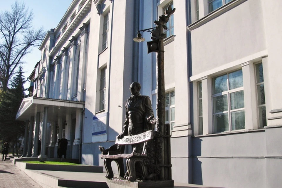 Памятник М. Матусовскому в Луганске. ФОТО: Вики Луганск