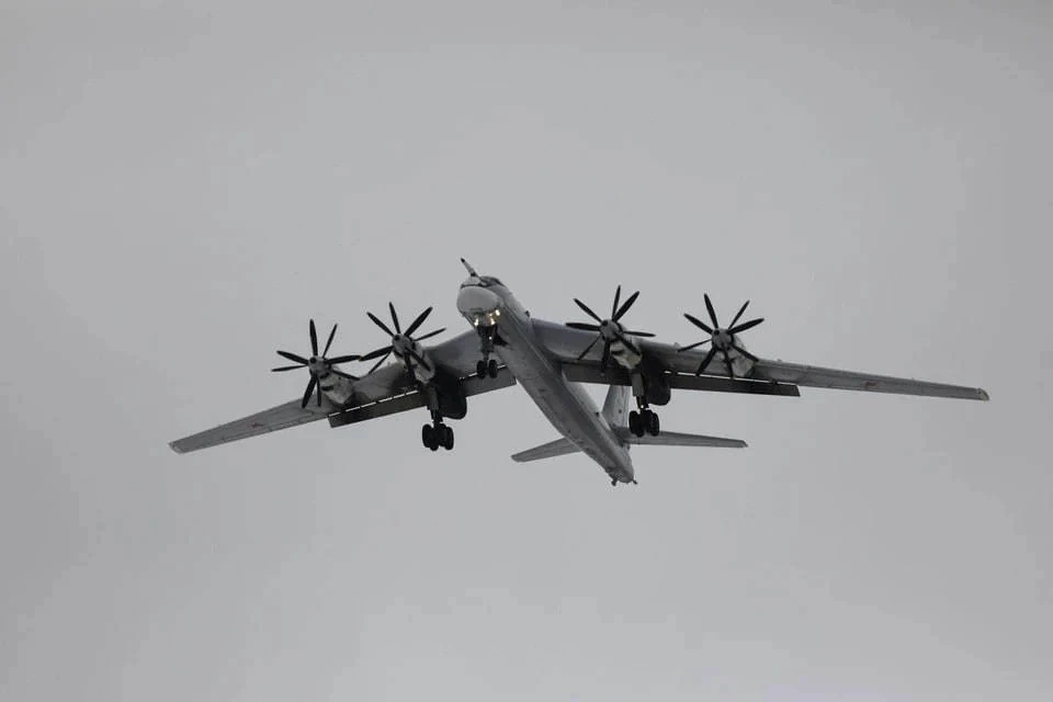 Российские ракетоносцы Ту-95МС выполнили полет над Беринговым морем