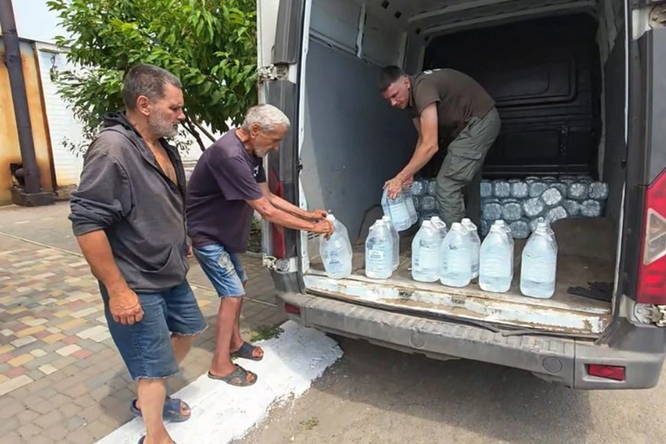 Бутилированную воду доставили в приют для бездомных Бердянска. Фото: Народный фронт Запорожской области
