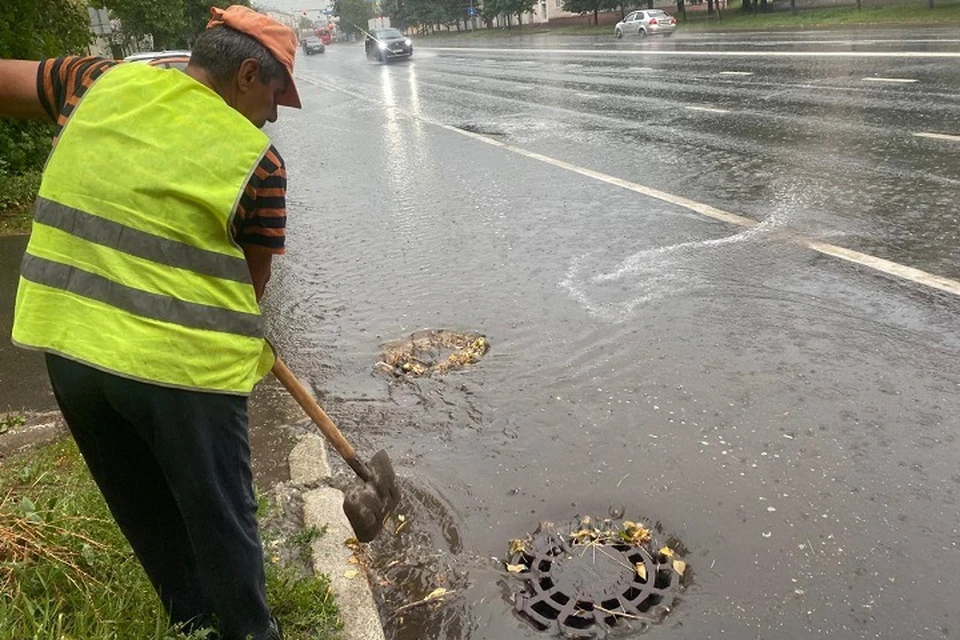 Городские службы заняты борьбой с последствиями непогоды. Фото: мэрия Казани