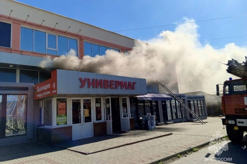 Здание загорелось на улице Ленина. Фото: ГУ МЧС по Ростовской области.