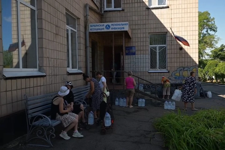 Инвалиды Бердянска получили питьевую воду от волонтеров. Фото: Народный фронт Запорожской области