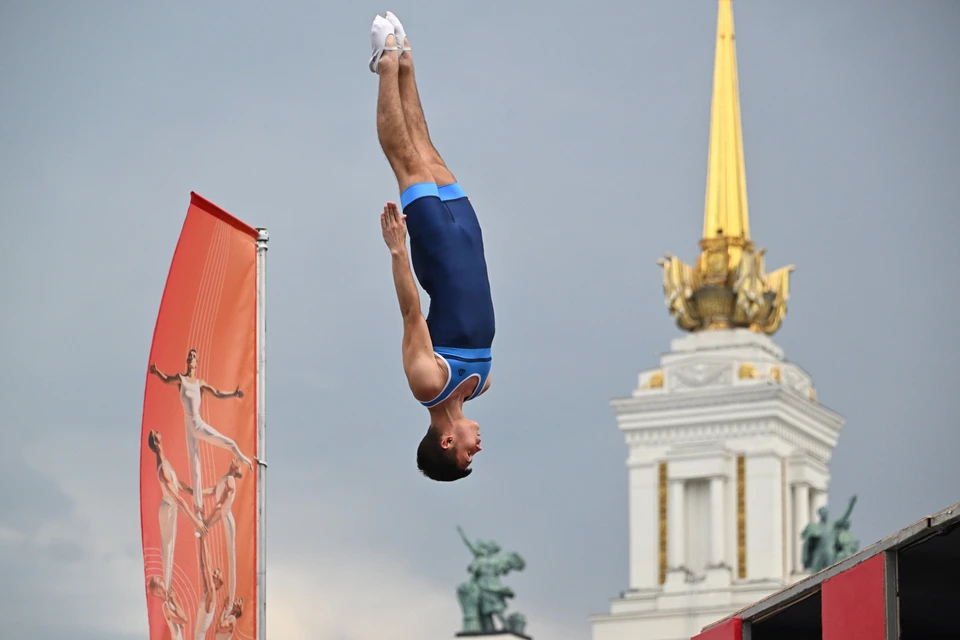 На территории ВДНХ 24 июля прошел международный фестиваль «Спорт и искусство», объединивший атлетов и артистов из разных стран в грандиозном шоу.