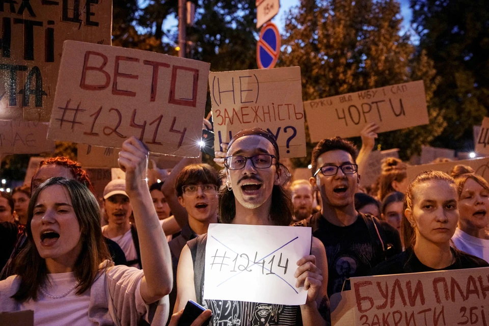 "Страна": протестующие в Киеве не планируют покидать площадь у театра Франко